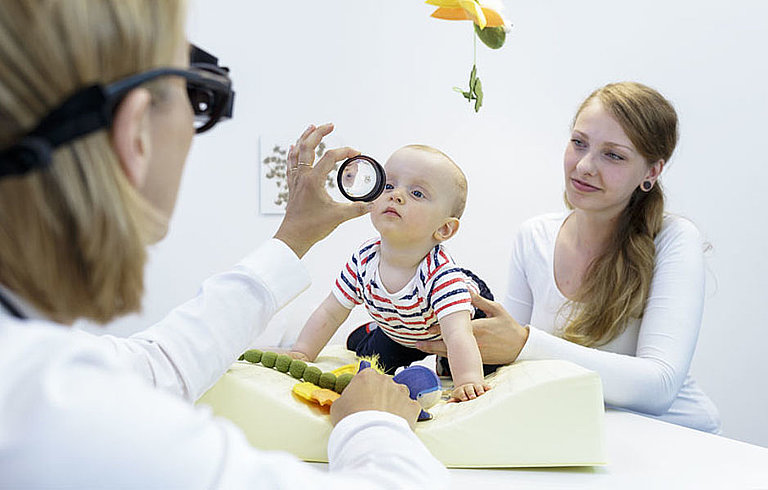 Kleinkind bei einer Untersuchung beim Augenarzt